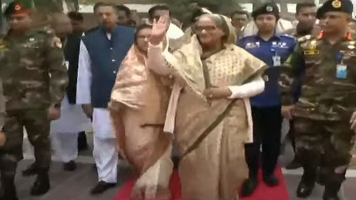 প্রধানমন্ত্রী মন্ত্রিপরিষদ নিয়ে টুঙ্গিপাড়ায় পৌঁছেছেন