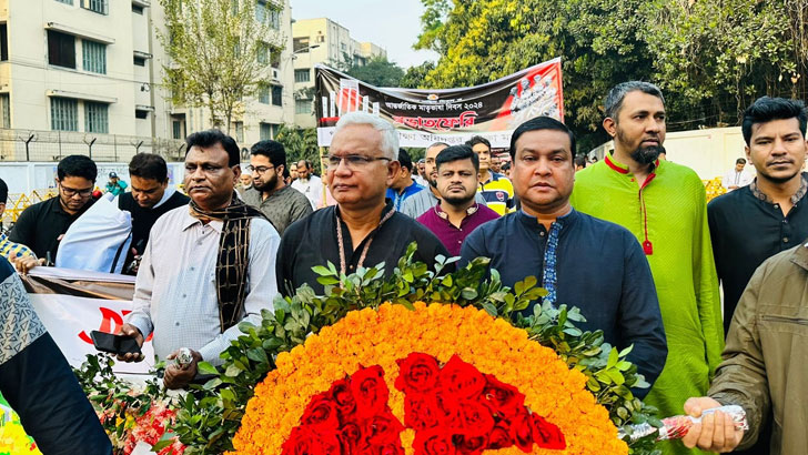 কেন্দ্রীয় শহিদ মিনারে সম্মিলিত পেশাজীবী পরিষদের পুষ্পস্তবক অর্পণ