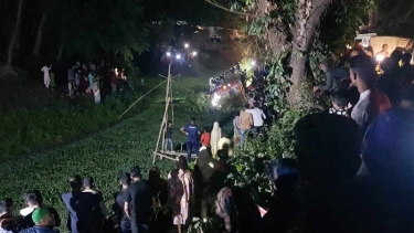 নিয়ন্ত্রণ হারিয়ে বাস নিয়ে খাদে পড়লেন হেলপার