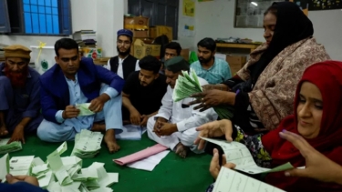 ইমরান খান ভোটের মাঠে এগিয়ে , বৈঠক নওয়াজ-আসিফ