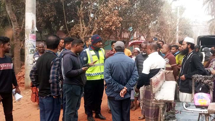 তোপের মুখে কর্মকর্তারা লিজ নেওয়া পুকুর থেকে মাছ তুলে