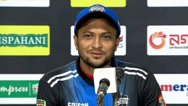 আমি চশমা না পরেও আপনার চেয়ে ভালো দেখি:সাকিব আল হাসান