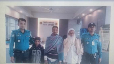 হারিয়ে যাওয়া শিশুকে পরিবারের কাছে ফিরিয়ে দিল পুলিশ