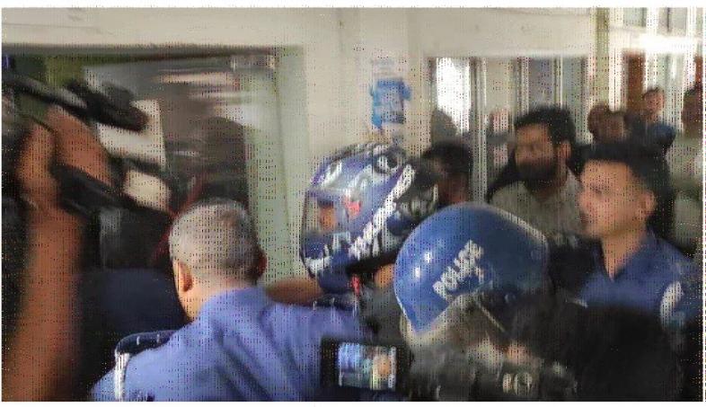 হেলমেট পরিহিত অবস্থায় আদালতে আসামিরা