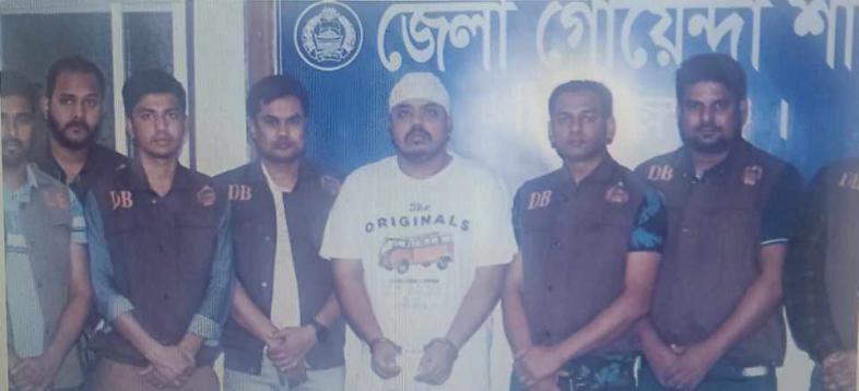 শিক্ষার্থীকে গুলি করা অভিযুক্ত শিক্ষক ডা. রায়হান শরিফের কাছ থেকে আরো অস্ত্র উদ্ধার করেছে ডিবি পুলিশ।
