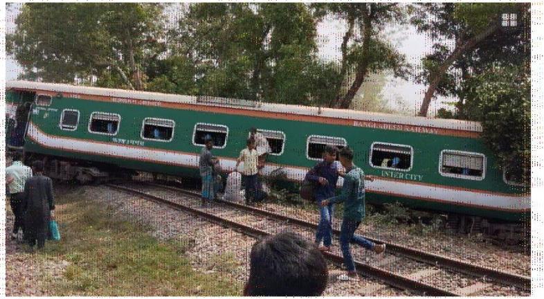 দুর্ঘটনাগ্রস্ত ট্রেনের বগি