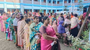 আঙুলের ছাপে বিপত্তি ইভিএমে  নারী ভোটারদের