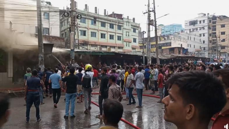 ৬টি ইউনিটের চেষ্টায় ১০টা ৩৮ মিনিটে নিয়ন্ত্রণে আসে আগুন