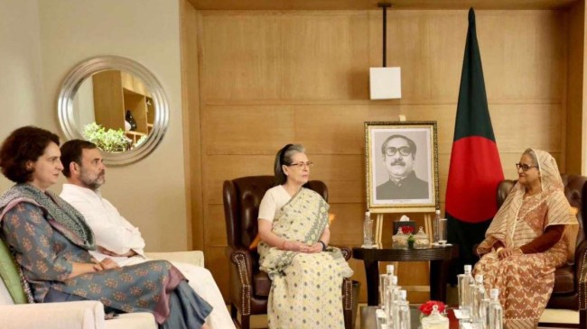 নয়াদিল্লীর মৌর্য হোটেলে প্রধানমন্ত্রী শেখ হাসিনার সাথে গান্ধীপরিবার