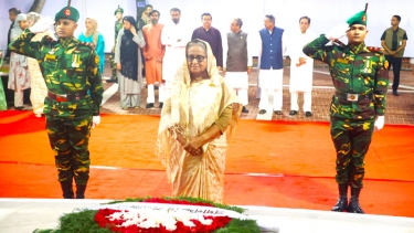 টুঙ্গিপাড়ায় বঙ্গবন্ধুর সমাধিতে প্রধানমন্ত্রীর শ্রদ্ধা
