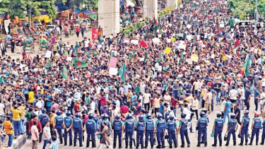 কোটা আন্দোলনকারীদের বিক্ষোভ চলছে