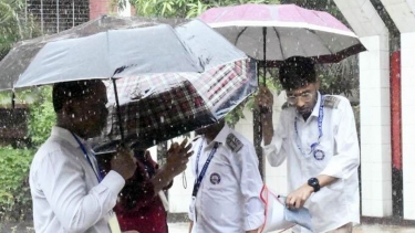 বৃষ্টিতে বিশেষ সুবিধা পাবেন এইচএসসি পরীক্ষার্থীরা