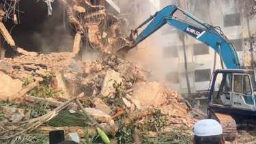 সকাল থেকে আবারও ভাঙা হচ্ছে ধানমন্ডি ৩২ নম্বরের বাড়ি