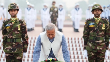 জাতীয় স্মৃতিসৌধে প্রধান উপদেষ্টার শ্রদ্ধা