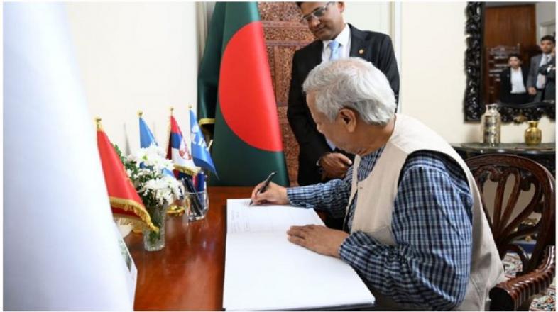রোমে বাংলাদেশ হাউসের পরিদর্শন বইয়ে স্বাক্ষর করেন প্রধান উপদেষ্টা ড. মুহাম্মদ ইউনূস