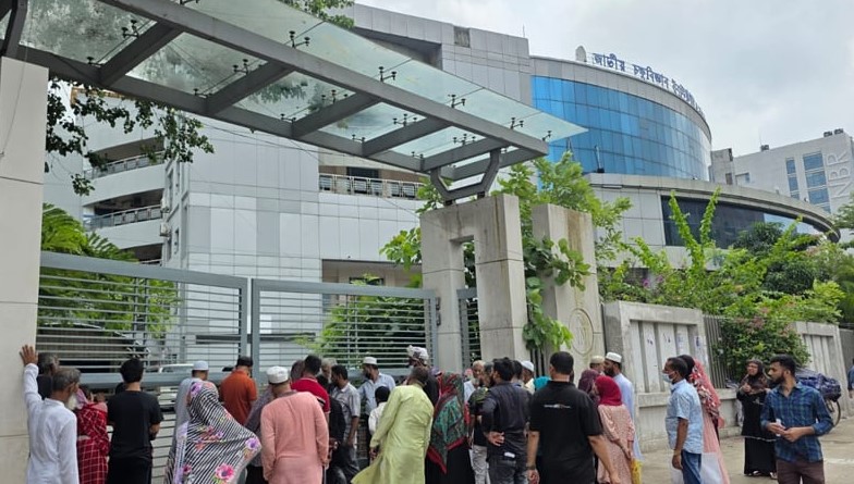 অন্ধকারে চক্ষুহীনরা চার দিন ধরে বন্ধ হাসপাতাল