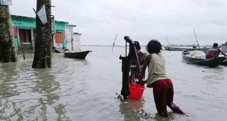 বৃষ্টি-জোয়ারে উপকূল প্লাবিত, ১৪ জেলা ক্ষতিগ্রস্ত, পানিবন্দি লাখো মানুষ
