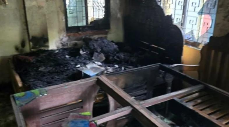 কুমিল্লা চৌদ্দগ্রামে বীর মুক্তিযোদ্ধা আলী হোসেনের বাড়িতে হামলার পর আগুন দেওয়ার ঘটনা ঘটেছে