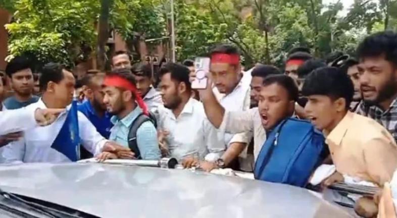 অটোপাসের দাবিতে জাতীয় বিশ্ববিদ্যালয়ের ভিসির ওপর হামলা