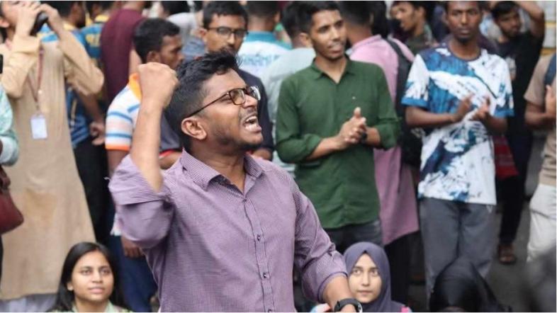 জবি শিক্ষার্থীদের আন্দোলনে স্লোগান দিচ্ছেন এক শিক্ষার্থী