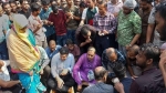 আন্দোলনরত শিক্ষার্থীদের পাশে দাঁড়ালেন জবি উপাচার্য-কোষাধ্যক্ষ