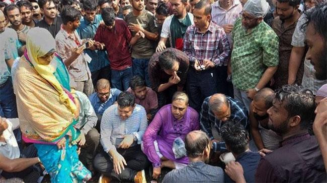 আন্দোলনরত জবি শিক্ষার্থীদের পাশে উপাচার্য-কোষাধ্যক্ষ