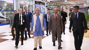 যুক্তরাজ্য সফরে প্রধান উপদেষ্টা ঢাকা ত্যাগ