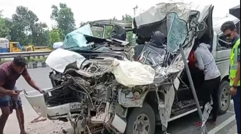 মাইক্রোবাসের অনিয়ন্ত্রিত ধাক্কা ট্রাকের পেছনে,বাবা-ছেলে নিহত