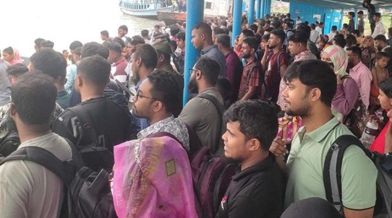 পাটুরিয়া-আরিচায় ঘরমুখো যাত্রীদের গাদাগাদি ভিড় ফেরিতে
