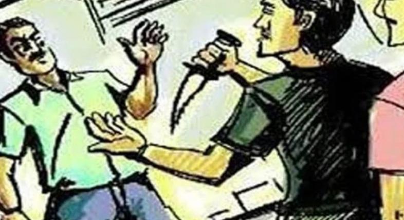 ব্যবসায়ীকে কুপিয়ে লাখ টাকা ছিনতাই