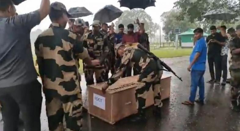 বিএসএফের গুলিতে নিভে যাওয়া প্রাণ ফিরল ঘরে
