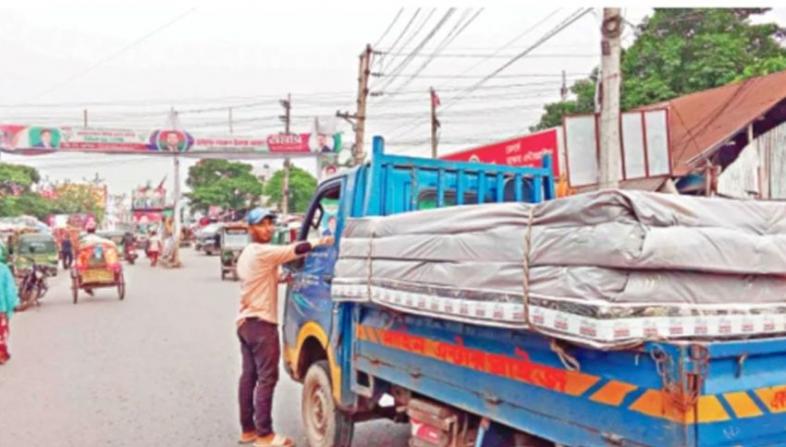 গাড়ি থামিয়ে জোরপূর্বক চাঁদা আদায়,না পেলে আঘাত