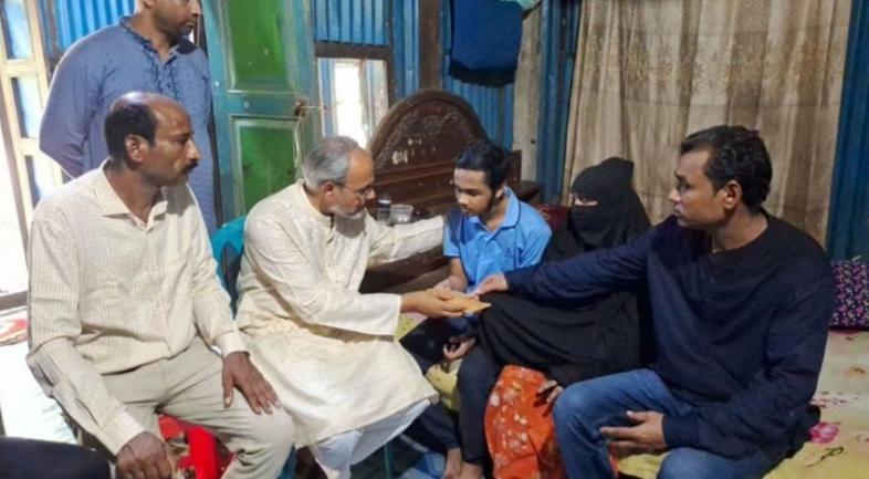 জুলাই আন্দোলনে আহত মুবিনকে বিএনপির সহায়তা