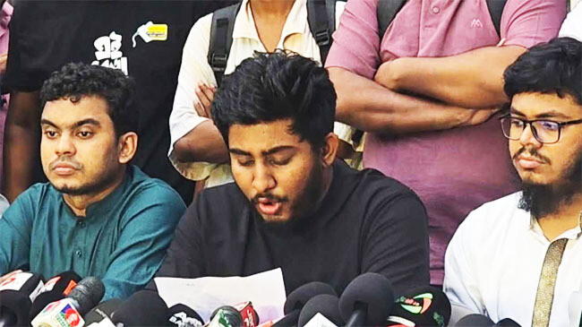 সংবাদ সম্মেলনে বক্তব্য দিচ্ছেন বৈষম্যবিরোধী ছাত্র আন্দোলনের সভাপতি রিফাত রশিদ