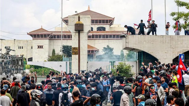 নেপালে সামাজিক যোগাযোগ মাধ্যম নিষিদ্ধ: সড়কে রক্তাক্ত বিক্ষোভে নিহত অন্তত ১৯