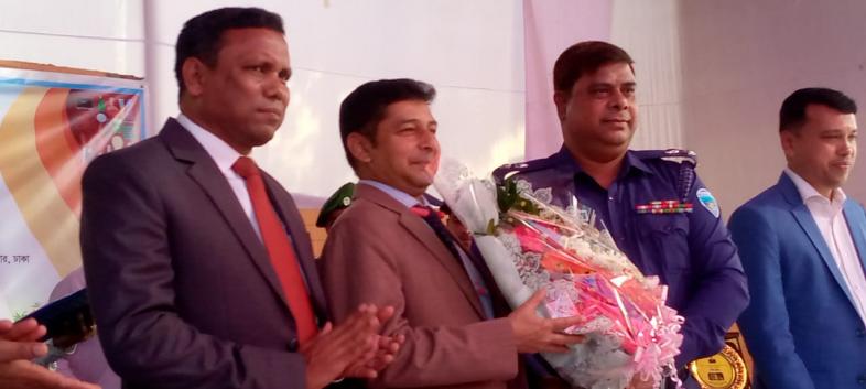 চট্টগ্রাম বিভাগীয় কমিশনার ড.মো: জিয়া উদ্দিনকে ফুলেল শুভেচ্ছা জানাচ্ছেন নোয়াখালী পুলিশ সুপার আবদুল্লাহ আল ফারুক