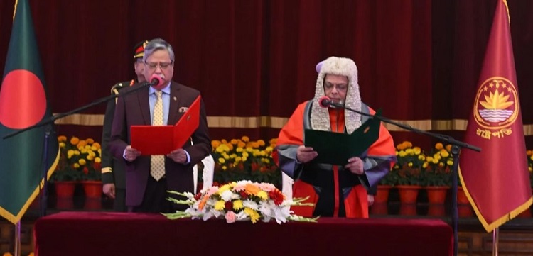 প্রধান বিচারপতি হিসেবে শপথ নিলেন বিচারপতি জুবায়ের রহমান চৌধুরী। রবিবার সকাল ১০টা ৩৫ মিনিটের দিকে বঙ্গভবনে তাকে শপথ পড়ান রাষ্ট্রপতি মো. সাহাবুদ্দিন।