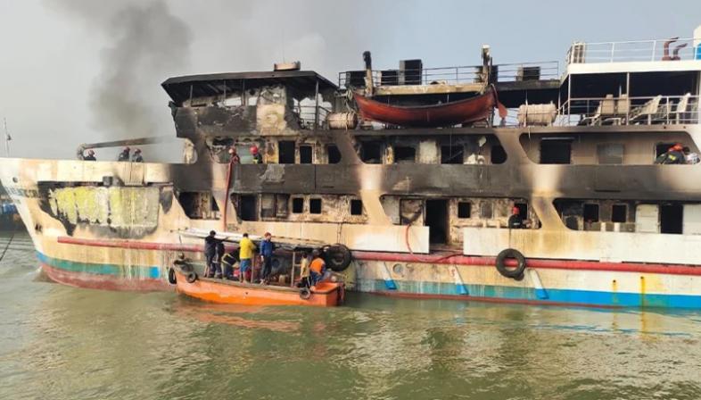 সেন্টমার্টিনগামী পর্যটকবাহী জাহাজে আগুন