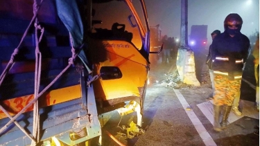 অ্যাম্বুলেন্স-ট্রাকের মুখোমুখি সংঘর্ষে নিহত