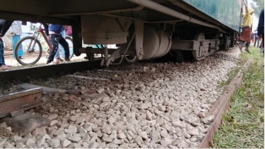 গফরগাঁওয়ে রেললাইন কেটে ফেলায় ভোগান্তিতে হাজার হাজার যাত্রী