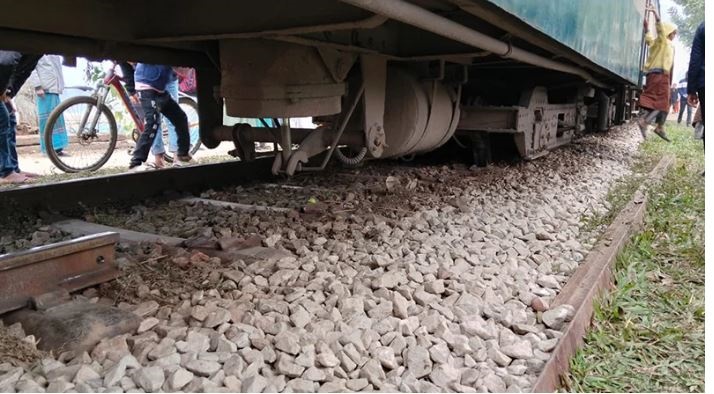 গফরগাঁওয়ে রেললাইন কেটে ফেলায় ভোগান্তিতে হাজার হাজার যাত্রী