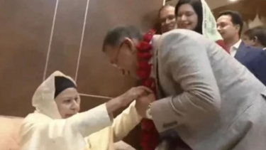 ফুলের মালা দিয়ে তারেক রহমানকে বরণ করলেন শাশুড়ি