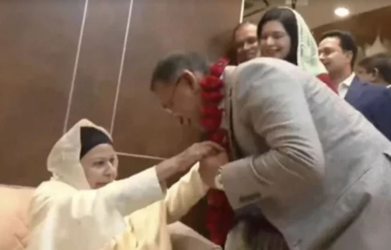 ফুলের মালা দিয়ে তারেক রহমানকে বরণ করলেন শাশুড়ি