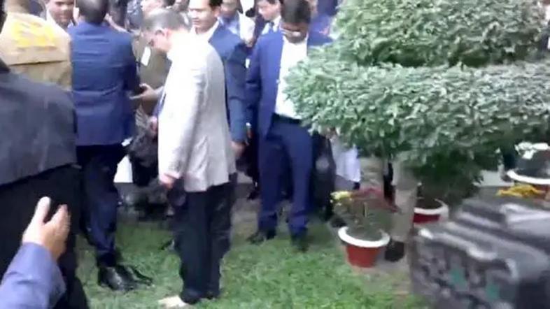 খালি পায়ে জন্মভূমির মাটি ছুঁয়েছেন তারেক রহমানের