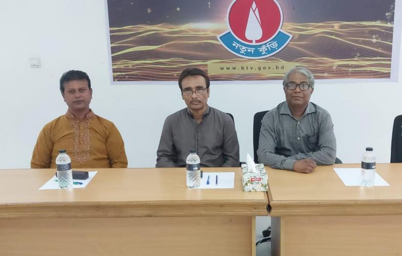 শিল্পী মইদুল ইসলাম ( মাঝখানে)