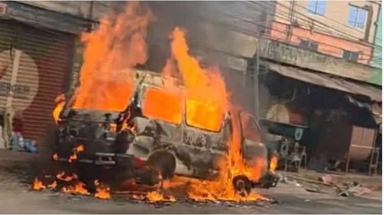 দুর্ঘটনাকবলিত মাইক্রোবাস।