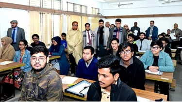 চবির ‘এ’ ইউনিটে শান্তিপূর্ণ পরীক্ষা, প্রতি আসনে লড়াই প্রায় ৮০ জন