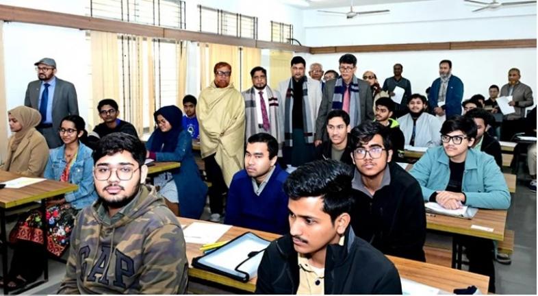 চবির ‘এ’ ইউনিটে শান্তিপূর্ণ পরীক্ষা, প্রতি আসনে লড়াই প্রায় ৮০ জন