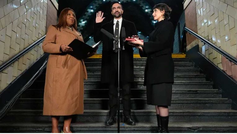 কুরআন শরিফে হাত রেখে শপথ নিচ্ছেন জোহরান মামদানি