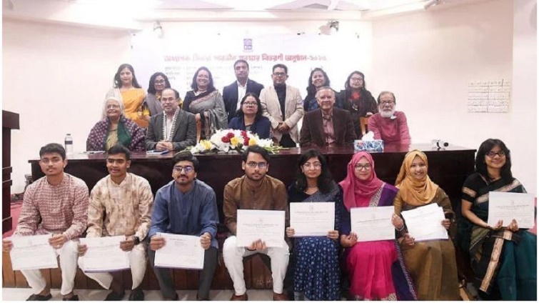 অধ্যাপক সিতারা পারভীন পুরস্কার পেলেন ঢাবির ১০ শিক্ষার্থী